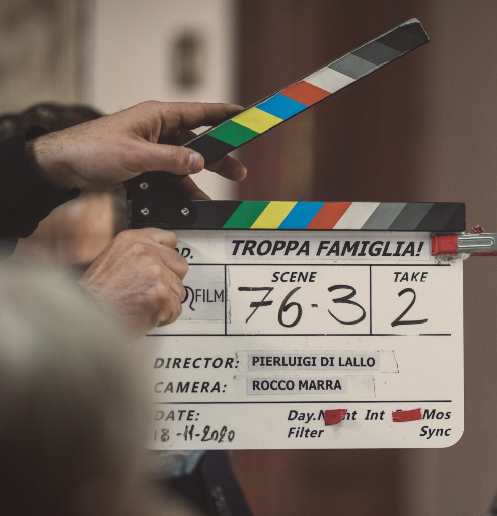 “Troppa famiglia” diretto e scritto da Pierluigi Di Lallo successo su Prime Video